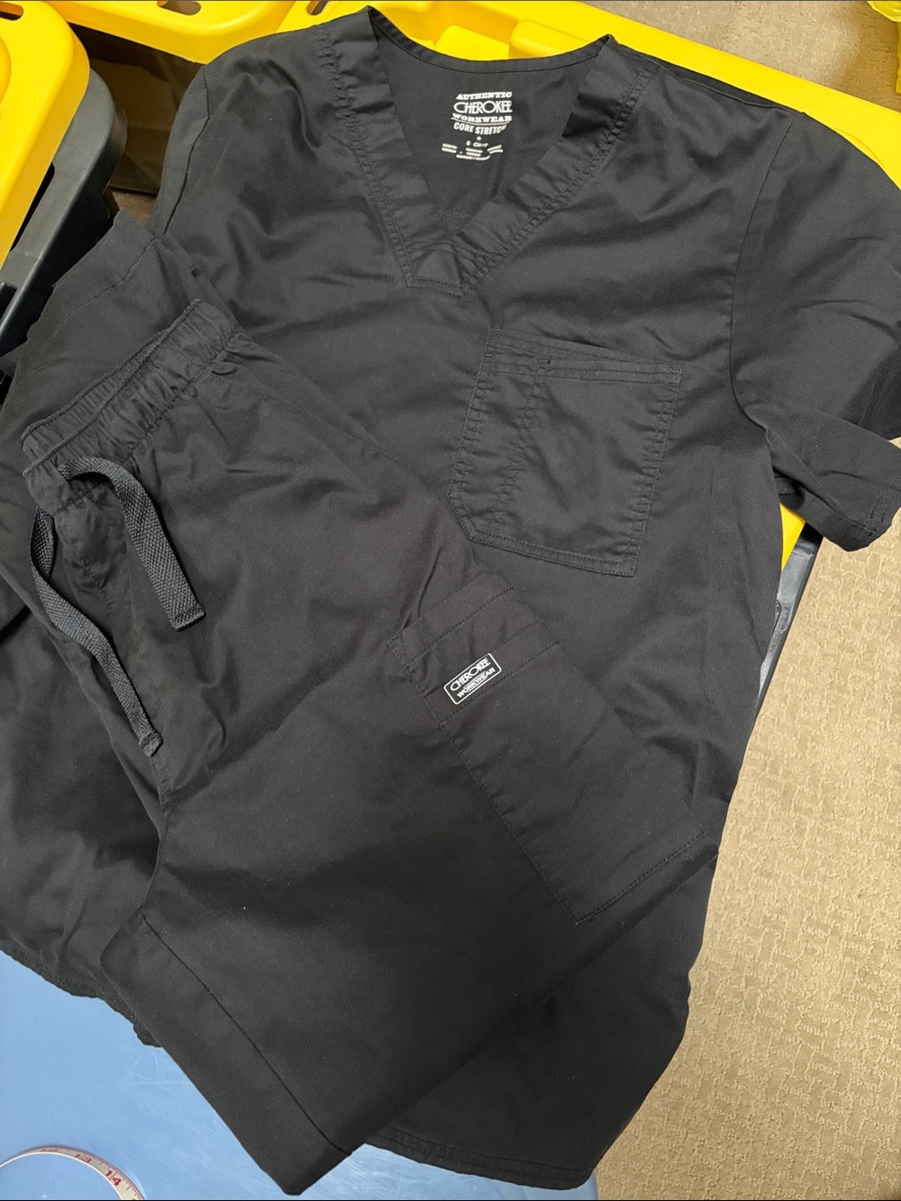 Cherokee Workwear black scrub set men’s top bottom like new Small Scrubs